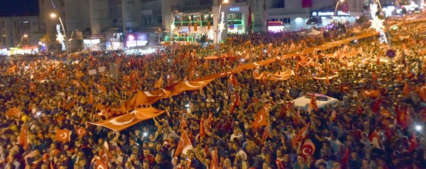 DARBE GİRİŞİMİNE KARŞI ERZURUM DEMOKRASİ NÖBETİNDE...