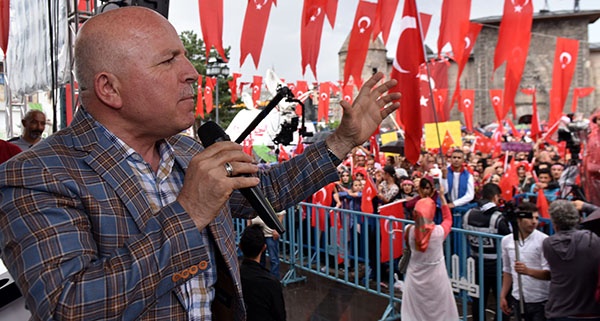 ERZURUM BAYRAK NÖBETİNDE TEK YÜREK