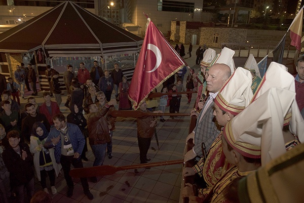 CUMHURİYET CADDESİ'NDEN DEV GEMİ GEÇTİ