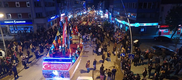 CUMHURİYET CADDESİ'NDEN DEV GEMİ GEÇTİ