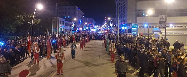 CUMHURİYET CADDESİ'NDEN DEV GEMİ GEÇTİ