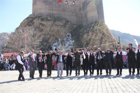 OLTU'DA KURTULUŞ COŞKUSU