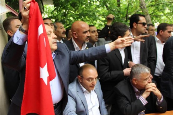 AKİL İNSANLAR PROTESTO EDİLDİ