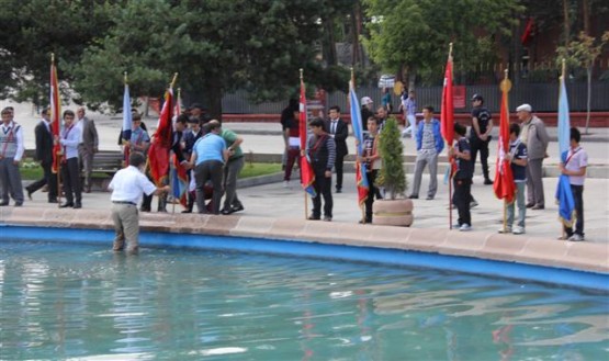 TÖRENDE BAYILAN KIZ ÖĞRENCİ HAVUZA DÜŞTÜ