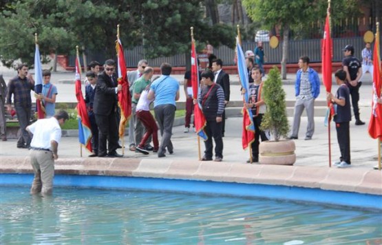 TÖRENDE BAYILAN KIZ ÖĞRENCİ HAVUZA DÜŞTÜ