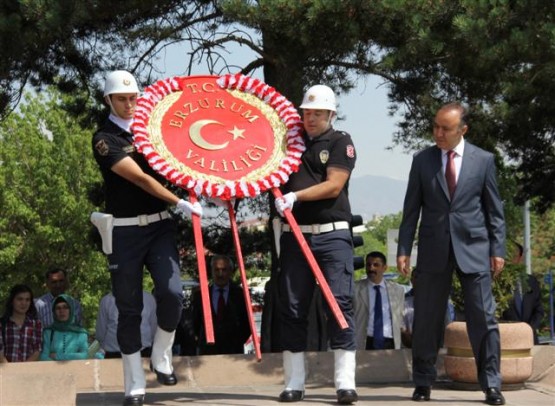 TÖRENDE BAYILAN KIZ ÖĞRENCİ HAVUZA DÜŞTÜ