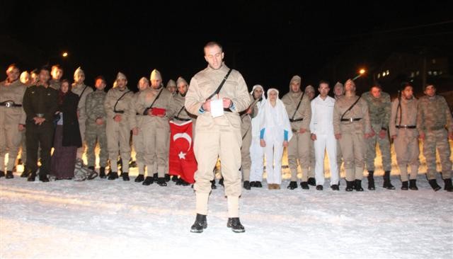 PALANDÖKEN’DE BUZ GİBİ HAVADA DONDURAN TİYATRO