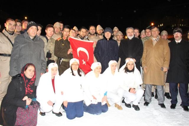 PALANDÖKEN’DE BUZ GİBİ HAVADA DONDURAN TİYATRO