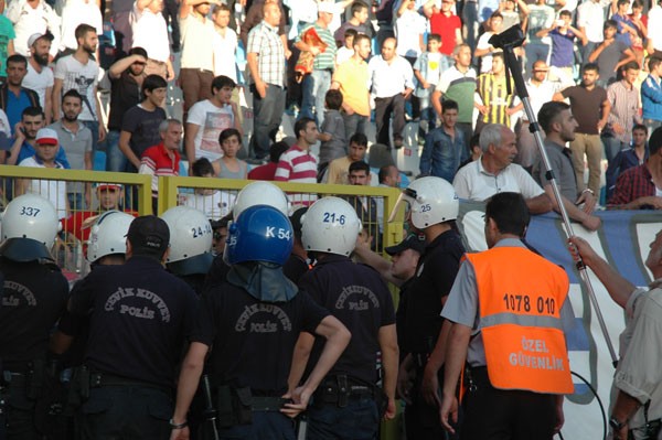 ERZURUMSPOR MAĞLUBİYETLE BAŞLADI, SAHA KARIŞTI