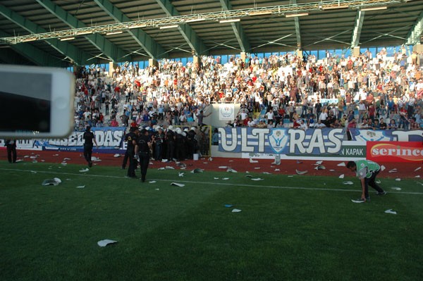 ERZURUMSPOR MAĞLUBİYETLE BAŞLADI, SAHA KARIŞTI