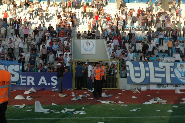 ERZURUMSPOR MAĞLUBİYETLE BAŞLADI, SAHA KARIŞTI