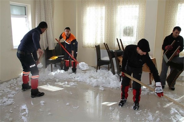 AFAD PALANDÖKEN ÇIĞ GÖZLEM TESİSİNE ÇIĞ DÜŞTÜ