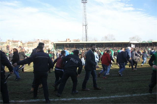 SAKARYASPOR TARAFTARLARI SAHAYA İNDİ