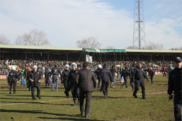 SAKARYASPOR TARAFTARLARI SAHAYA İNDİ