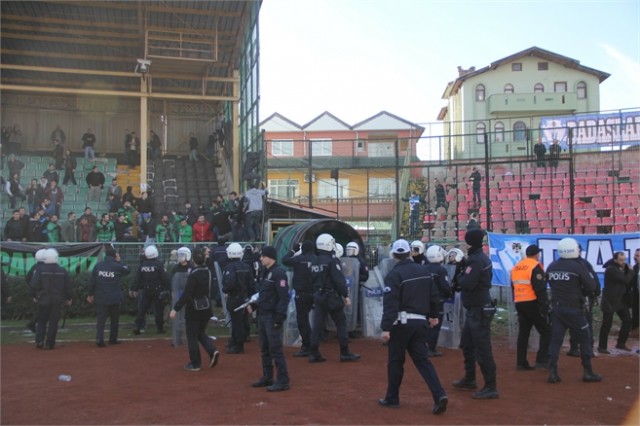 SAKARYASPOR TARAFTARLARI SAHAYA İNDİ