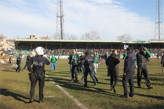 SAKARYASPOR TARAFTARLARI SAHAYA İNDİ