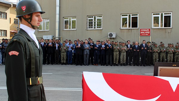 ŞEHİT KORUCU İÇİN DÜZENLENEN TÖRENDE GÖZYAŞLARI SEL OLDU