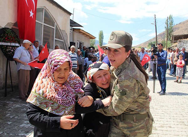 ŞEHİT KORUCU İÇİN DÜZENLENEN TÖRENDE GÖZYAŞLARI SEL OLDU