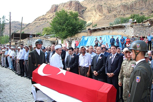 ŞEHİT KORUCU İÇİN DÜZENLENEN TÖRENDE GÖZYAŞLARI SEL OLDU