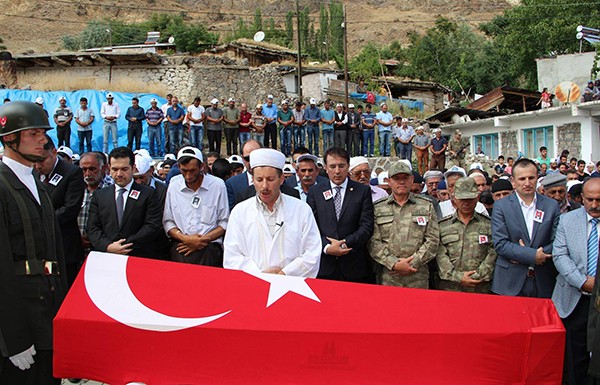 ŞEHİT KORUCU İÇİN DÜZENLENEN TÖRENDE GÖZYAŞLARI SEL OLDU