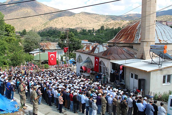 ŞEHİT KORUCU İÇİN DÜZENLENEN TÖRENDE GÖZYAŞLARI SEL OLDU