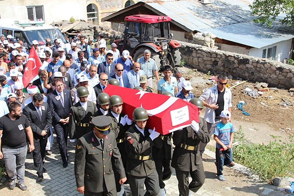 ŞEHİT KORUCU İÇİN DÜZENLENEN TÖRENDE GÖZYAŞLARI SEL OLDU