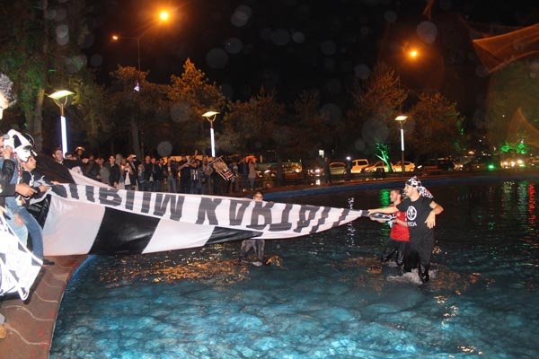 ERZURUM'DAKİ BEŞİKTAŞ TARAFTARLARINDAN ÇILGIN KUTLAMA