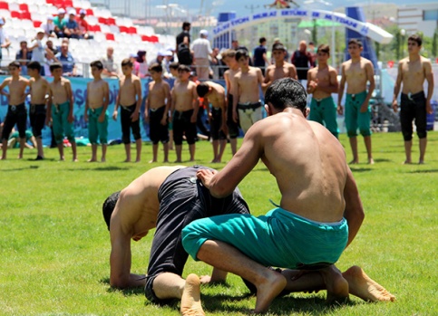 4. ULUSLARARASI ALTIN KEMER KARAKUCAK GÜREŞLERİ'NDE BAŞPEHLİVAN FATİH YAŞARLI OLDU