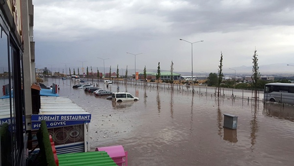 ERZURUM'DA SEL, ARAÇLAR SUYA GÖMÜLDÜ