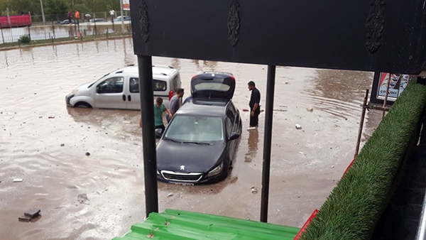 ERZURUM'DA SEL, ARAÇLAR SUYA GÖMÜLDÜ