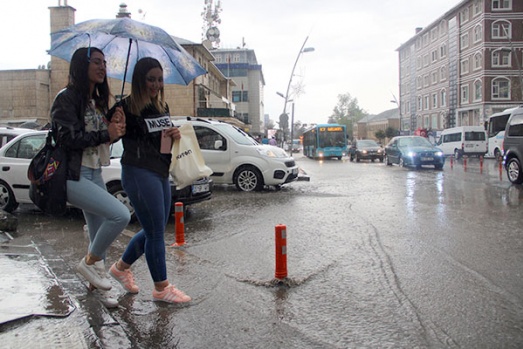 ERZURUM'DA SEL, ARAÇLAR SUYA GÖMÜLDÜ