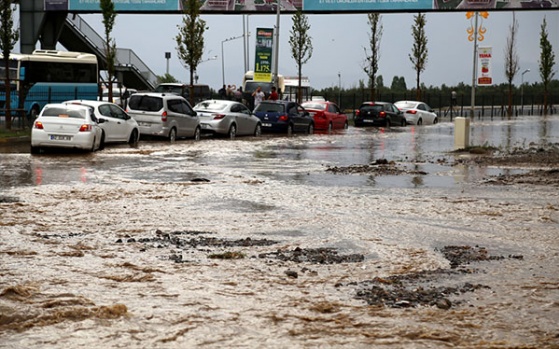 ERZURUM'DA SEL, ARAÇLAR SUYA GÖMÜLDÜ