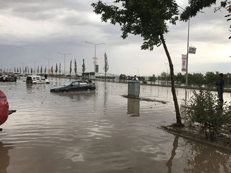 ERZURUM'DA SEL, ARAÇLAR SUYA GÖMÜLDÜ