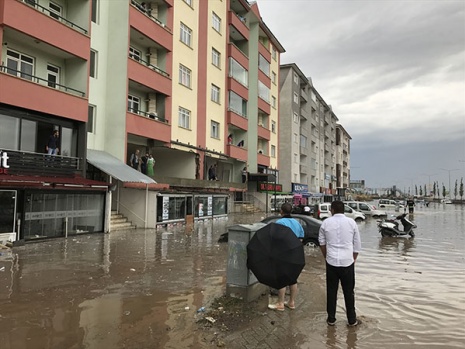 ERZURUM'DA SEL, ARAÇLAR SUYA GÖMÜLDÜ