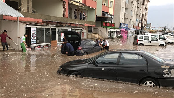 ERZURUM'DA SEL, ARAÇLAR SUYA GÖMÜLDÜ