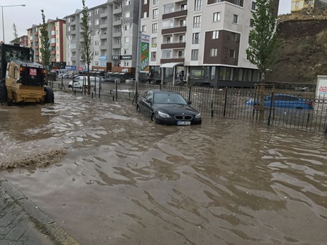 ERZURUM'DA SEL, ARAÇLAR SUYA GÖMÜLDÜ