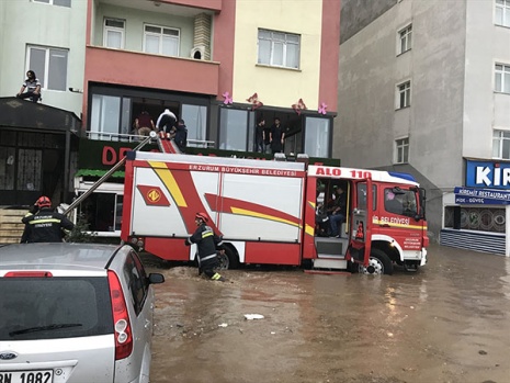 ERZURUM'DA SEL, ARAÇLAR SUYA GÖMÜLDÜ