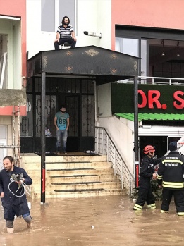 ERZURUM'DA SEL, ARAÇLAR SUYA GÖMÜLDÜ