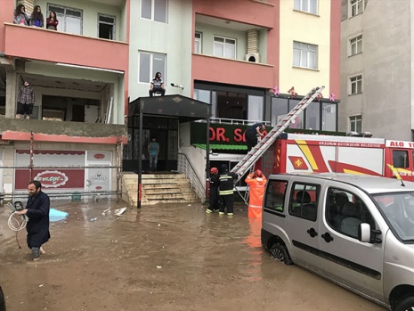 ERZURUM'DA SEL, ARAÇLAR SUYA GÖMÜLDÜ