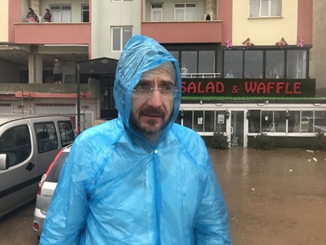 ERZURUM'DA SEL, ARAÇLAR SUYA GÖMÜLDÜ