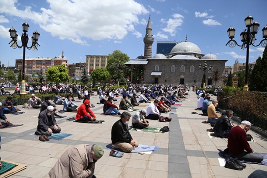 74 GÜN SONRA YAŞANAN CUMA COŞKUSU