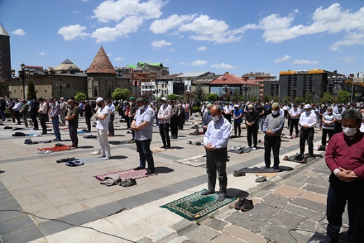 74 GÜN SONRA YAŞANAN CUMA COŞKUSU