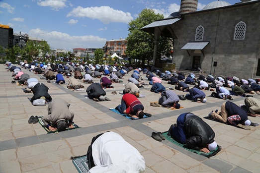 74 GÜN SONRA YAŞANAN CUMA COŞKUSU