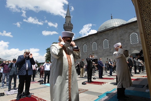 Erzurum'da Cuma; Meydanlar doldu taştı