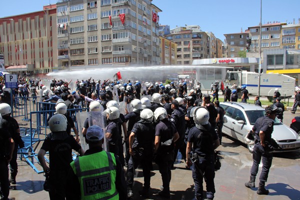 HDP ERZURUM MİTİNGİNDE OLAYLAR ÇIKTI