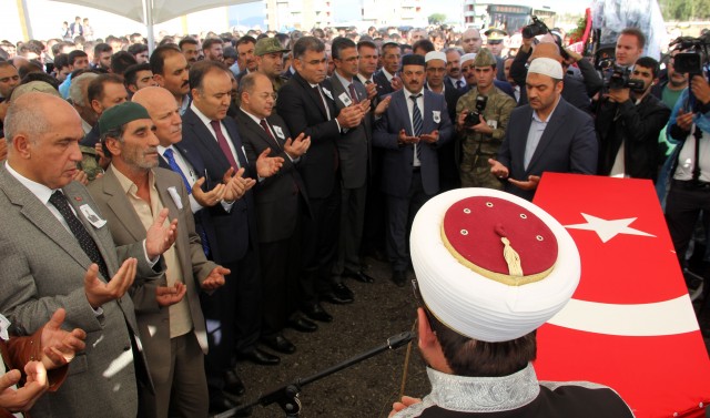 ŞEHİT UZMAN ÇAVUŞ YUNUS ARDA’YI SON YOLCULUĞUNA BİNLER UĞURLADI