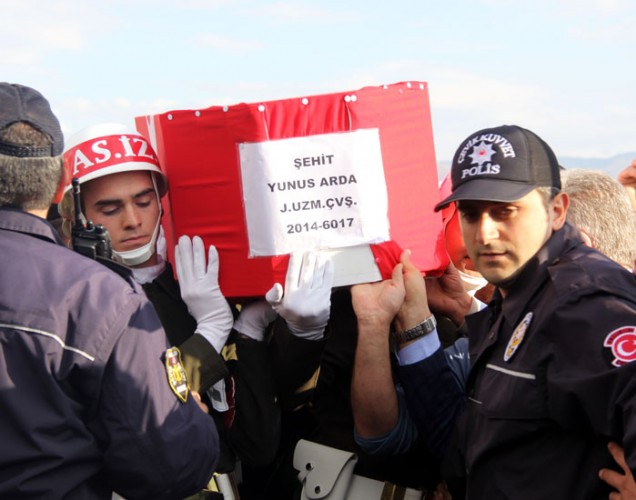 ŞEHİT UZMAN ÇAVUŞ YUNUS ARDA’YI SON YOLCULUĞUNA BİNLER UĞURLADI