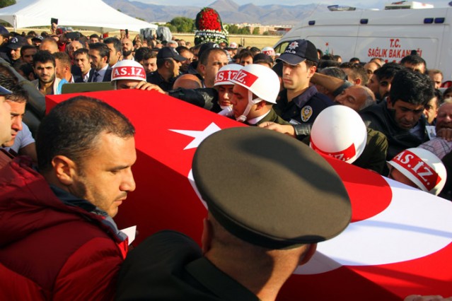 ŞEHİT UZMAN ÇAVUŞ YUNUS ARDA’YI SON YOLCULUĞUNA BİNLER UĞURLADI