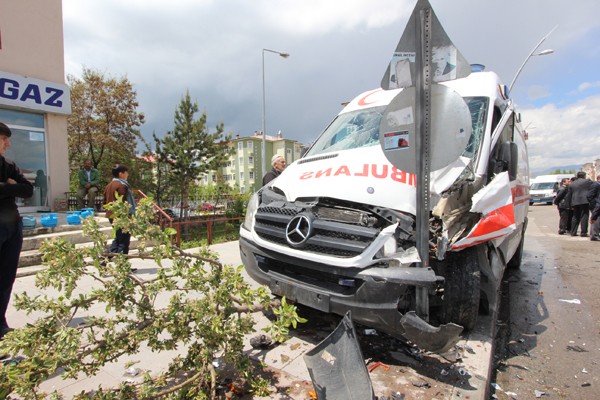 DADAŞKENT'TE TRAFİK KAZASI : 4 YARALI