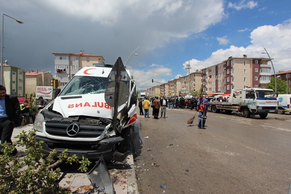 DADAŞKENT'TE TRAFİK KAZASI : 4 YARALI